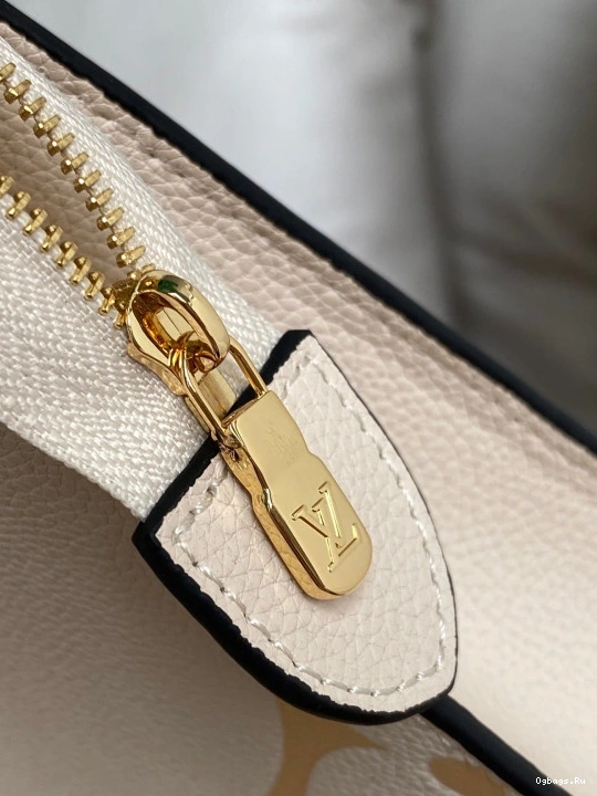 26 LOUIS POUCH VUITTON TOILETRY 0329